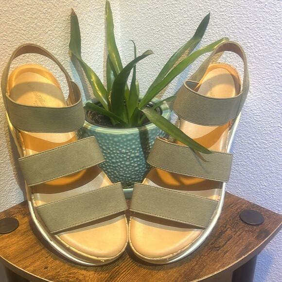 Universal Thread Shoes - Universal Thread Bennie Platform Sandal size 7.5